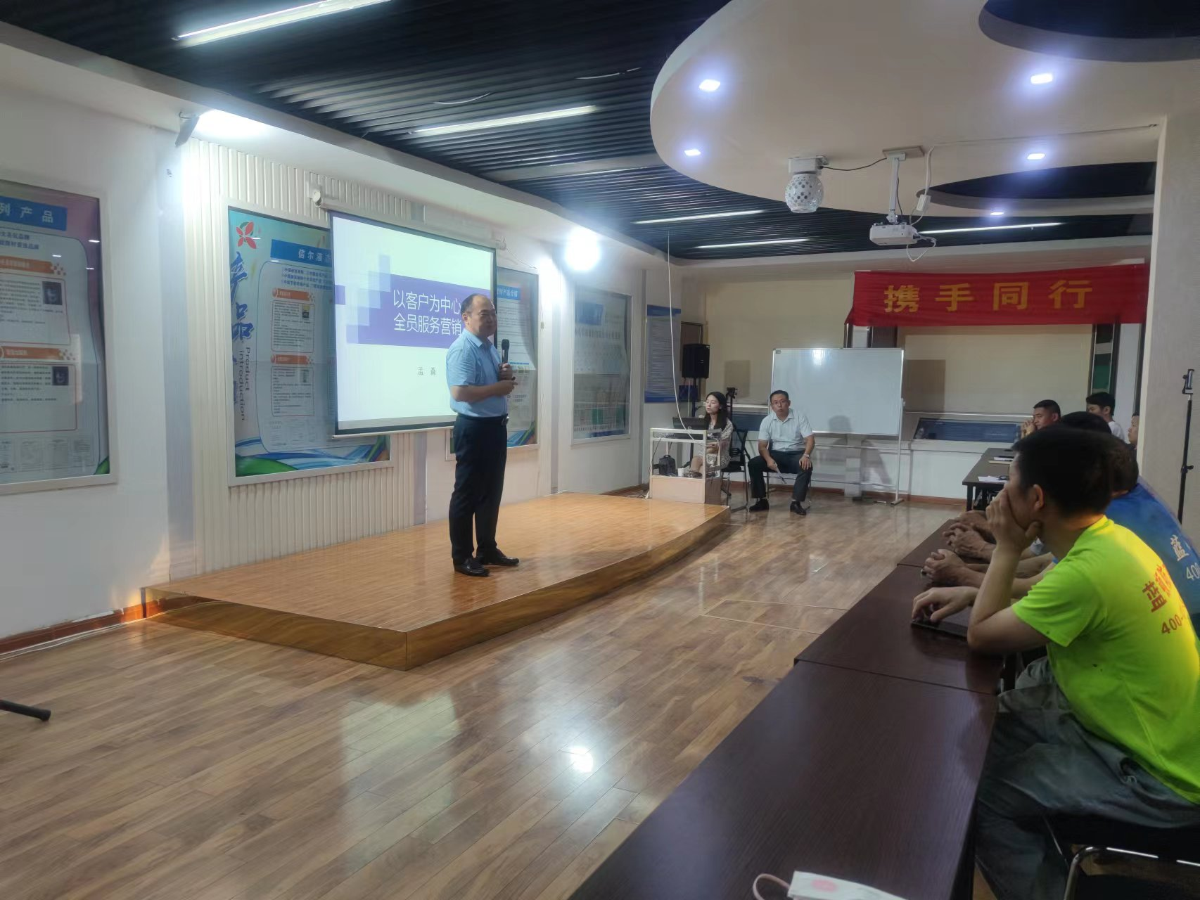 執(zhí)行董事張振張總在啟動會中講話，向.png